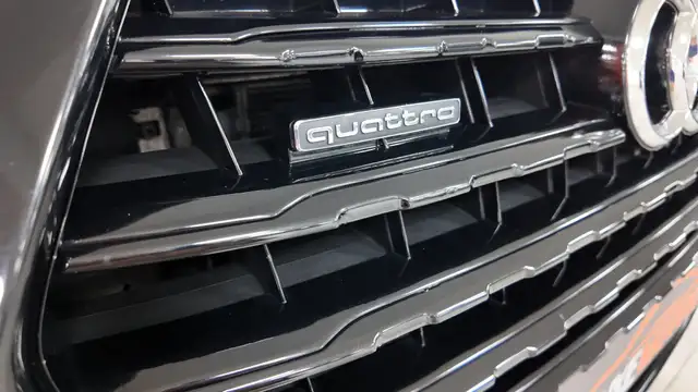 Audi Q7 view 9
