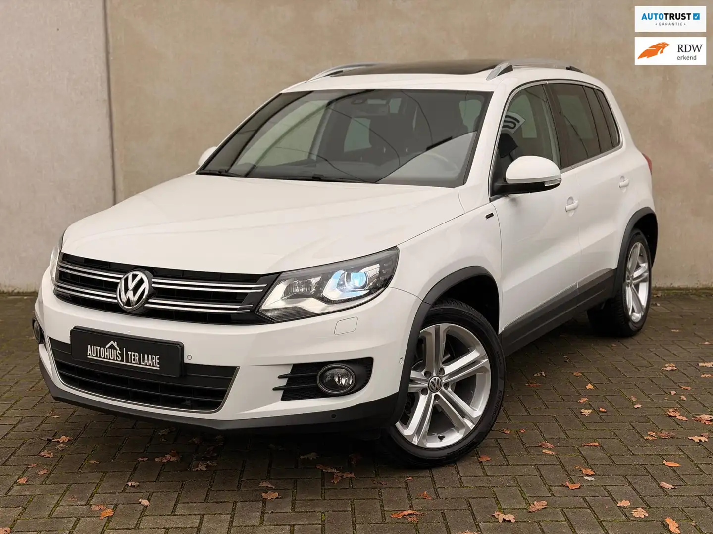 Volkswagen Tiguan 1.4 TSI DSG Pano 18'' R-Line Camera Trekhaak Weiß - 1