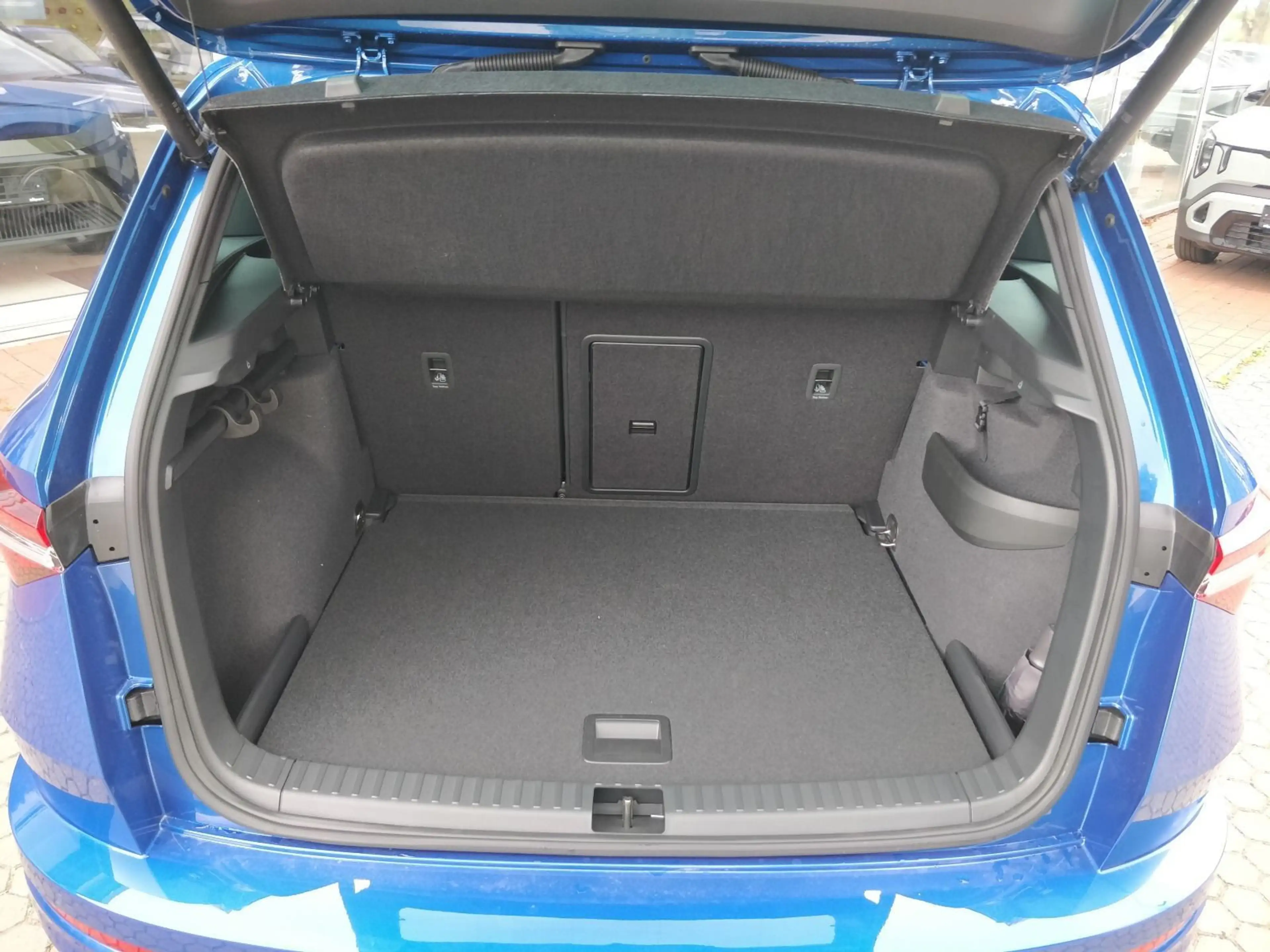 Skoda Karoq 1.5 TSI Sportline 150PS AHK 360 LKHZ SHZ K — photo 6
