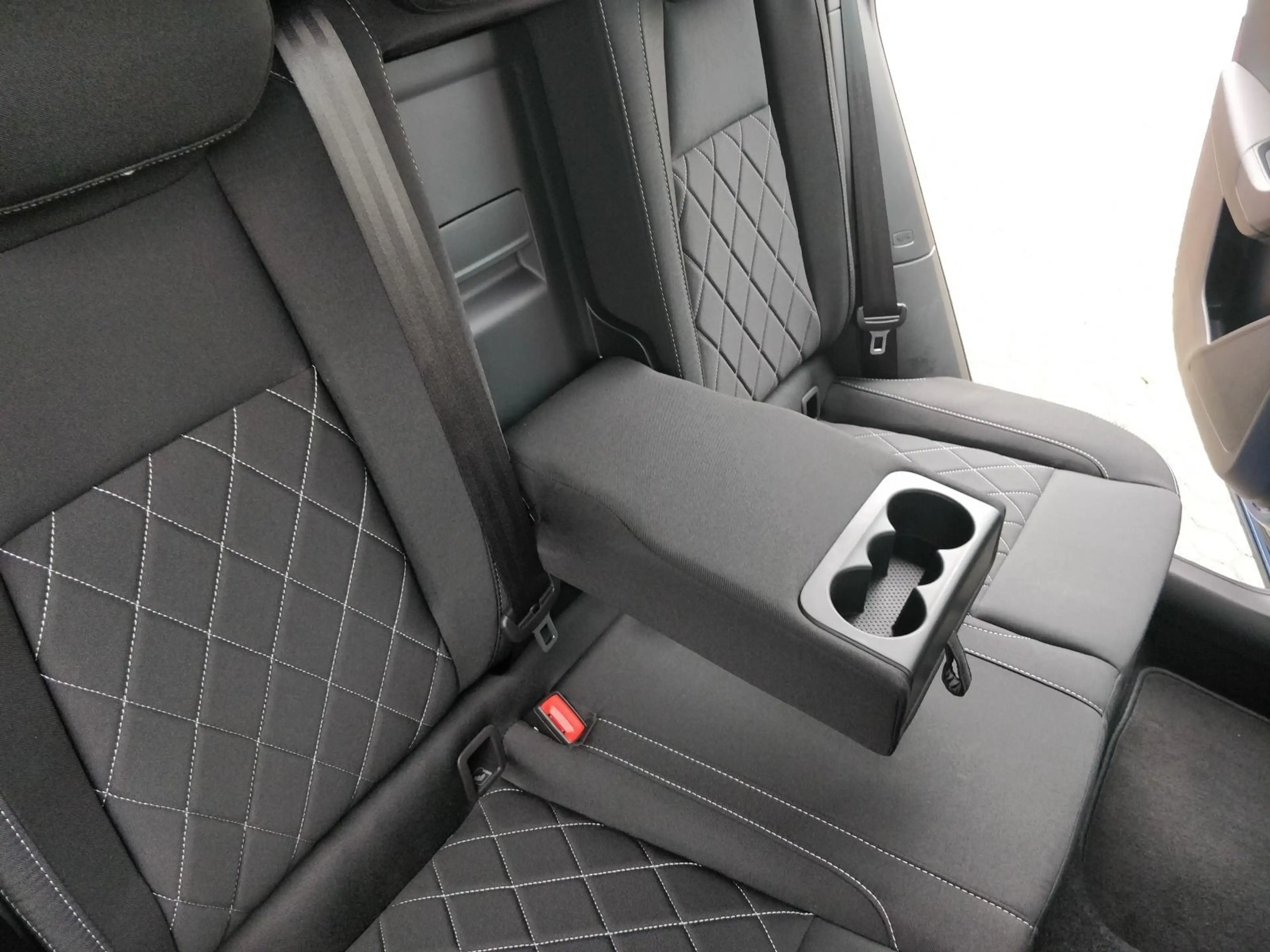 Skoda Karoq 1.5 TSI Sportline 150PS AHK 360 LKHZ SHZ K — photo 13