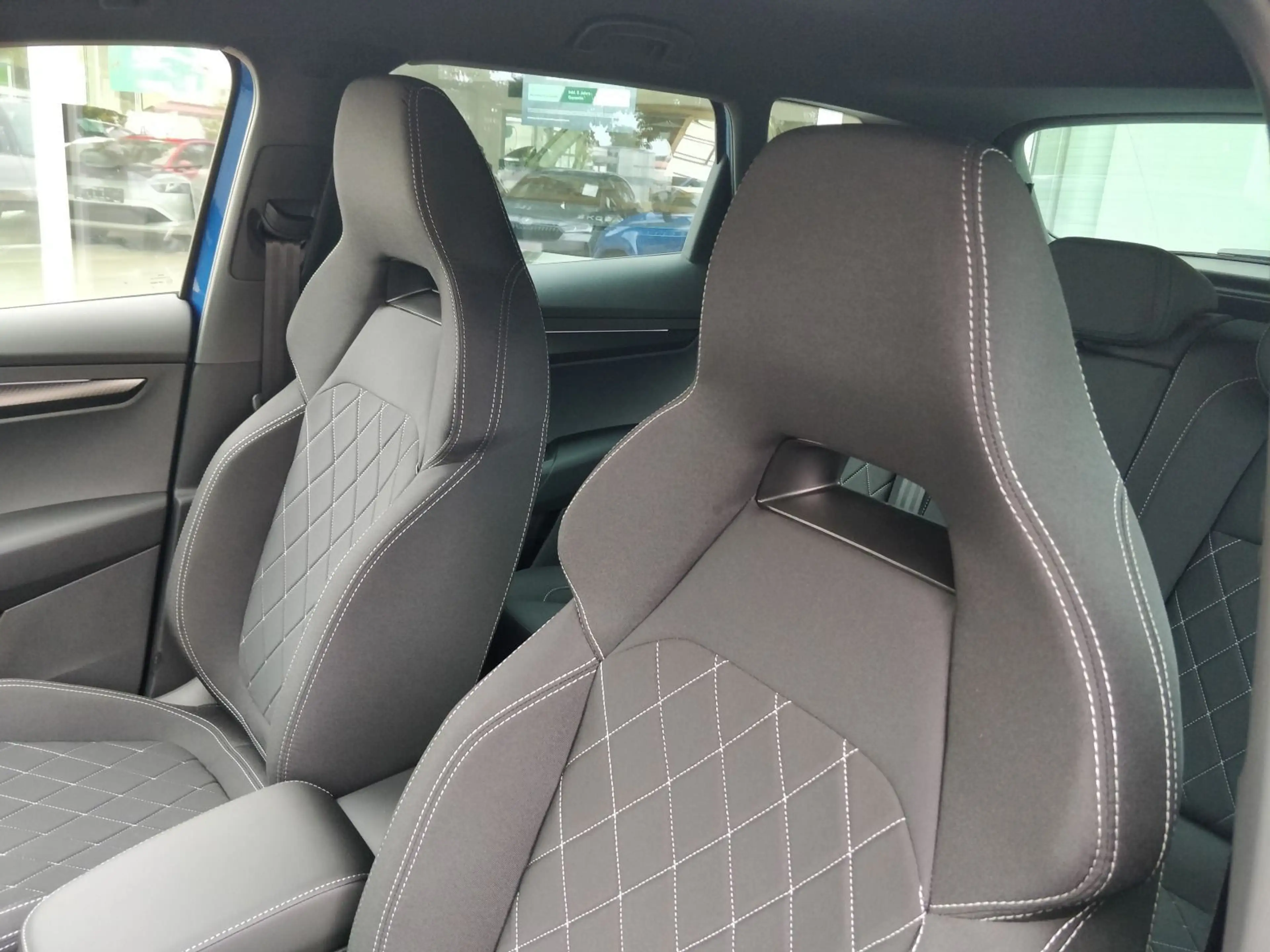 Skoda Karoq 1.5 TSI Sportline 150PS AHK 360 LKHZ SHZ K — photo 10