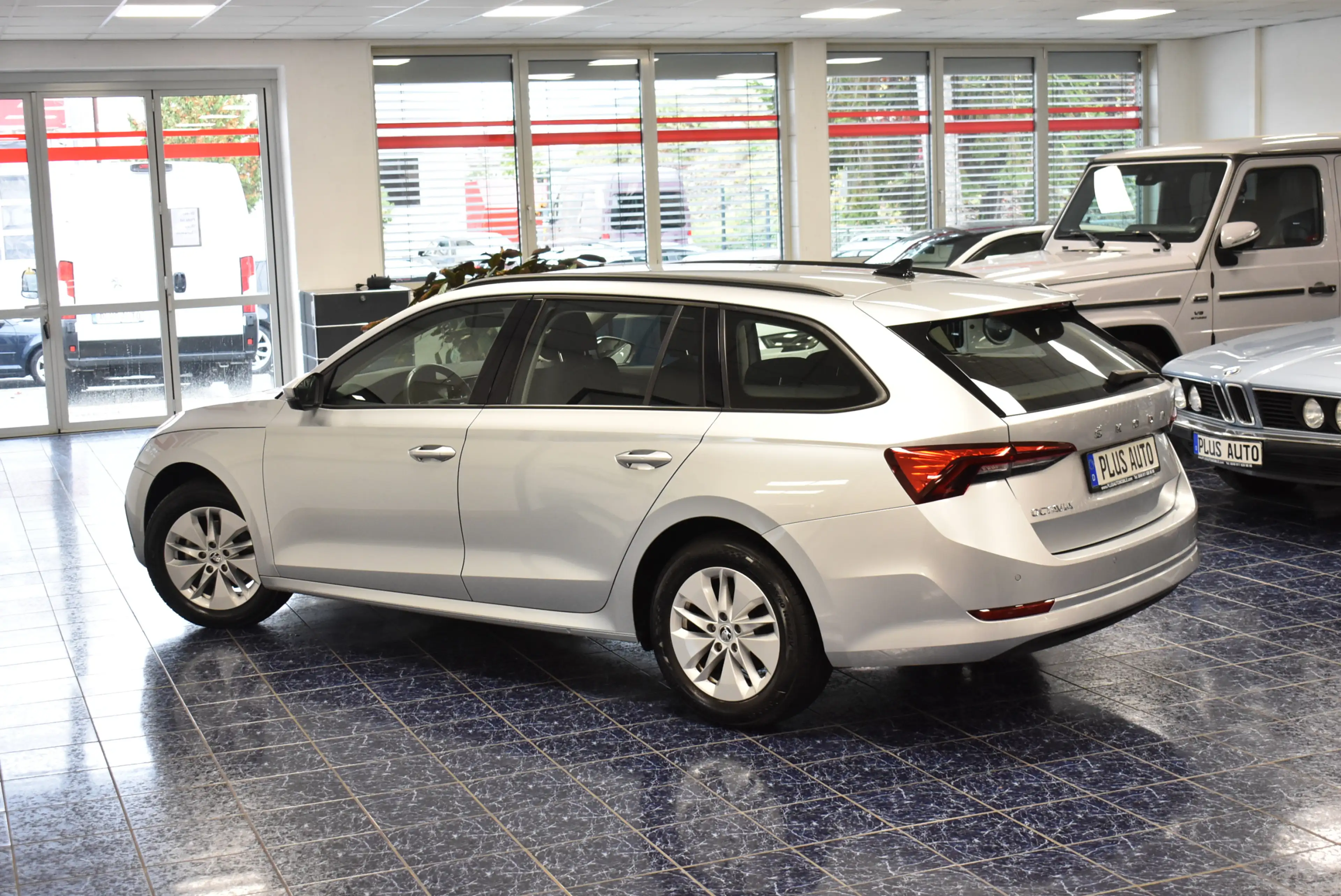 Skoda Octavia 2.0 TDI Ambition Autom Navi LED Temp PDC — photo 4