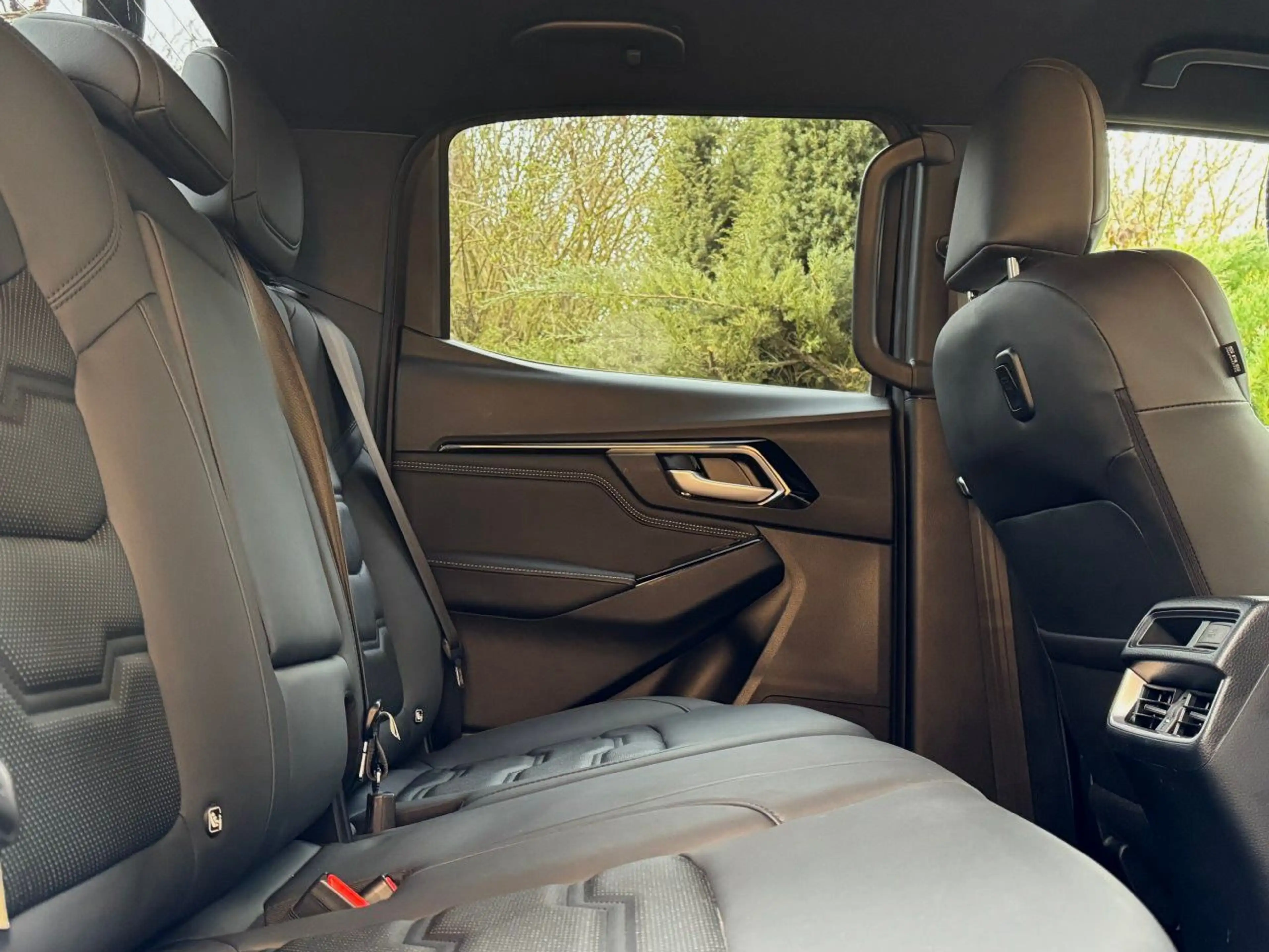 Isuzu D-Max Double Cab 4WD V-CROSS Seilwinde, foliert, Deckel — photo 8