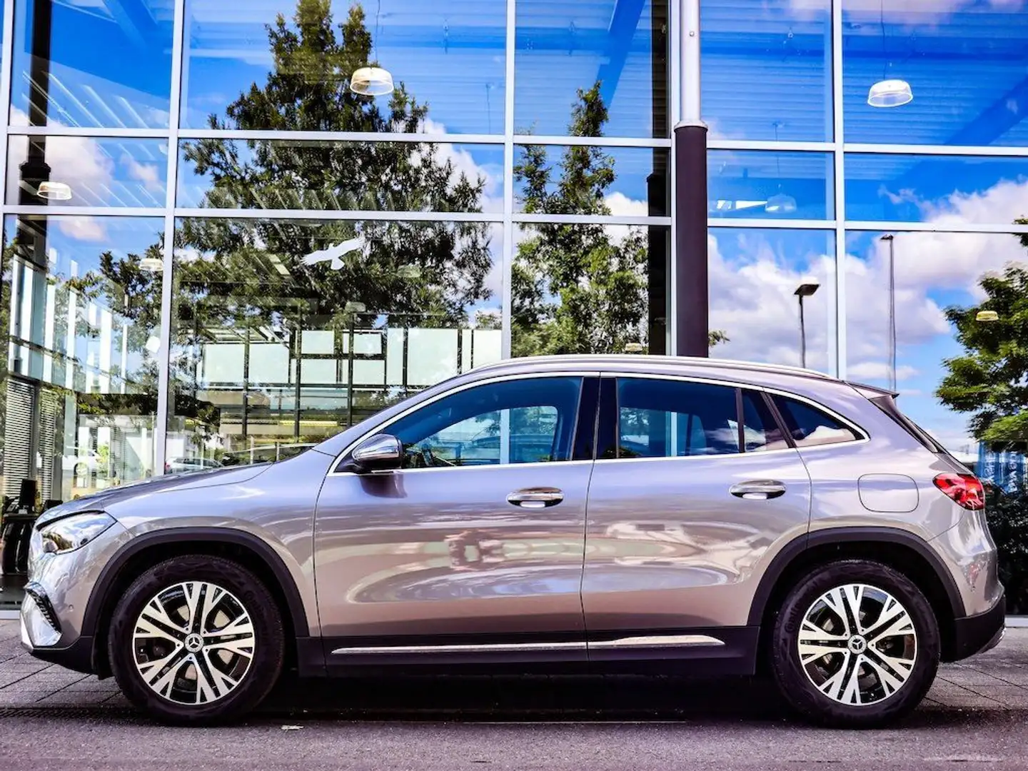 Mercedes-Benz GLA 180 d Progressive-Line-Advanced/AHK/Kamera Grau - 2