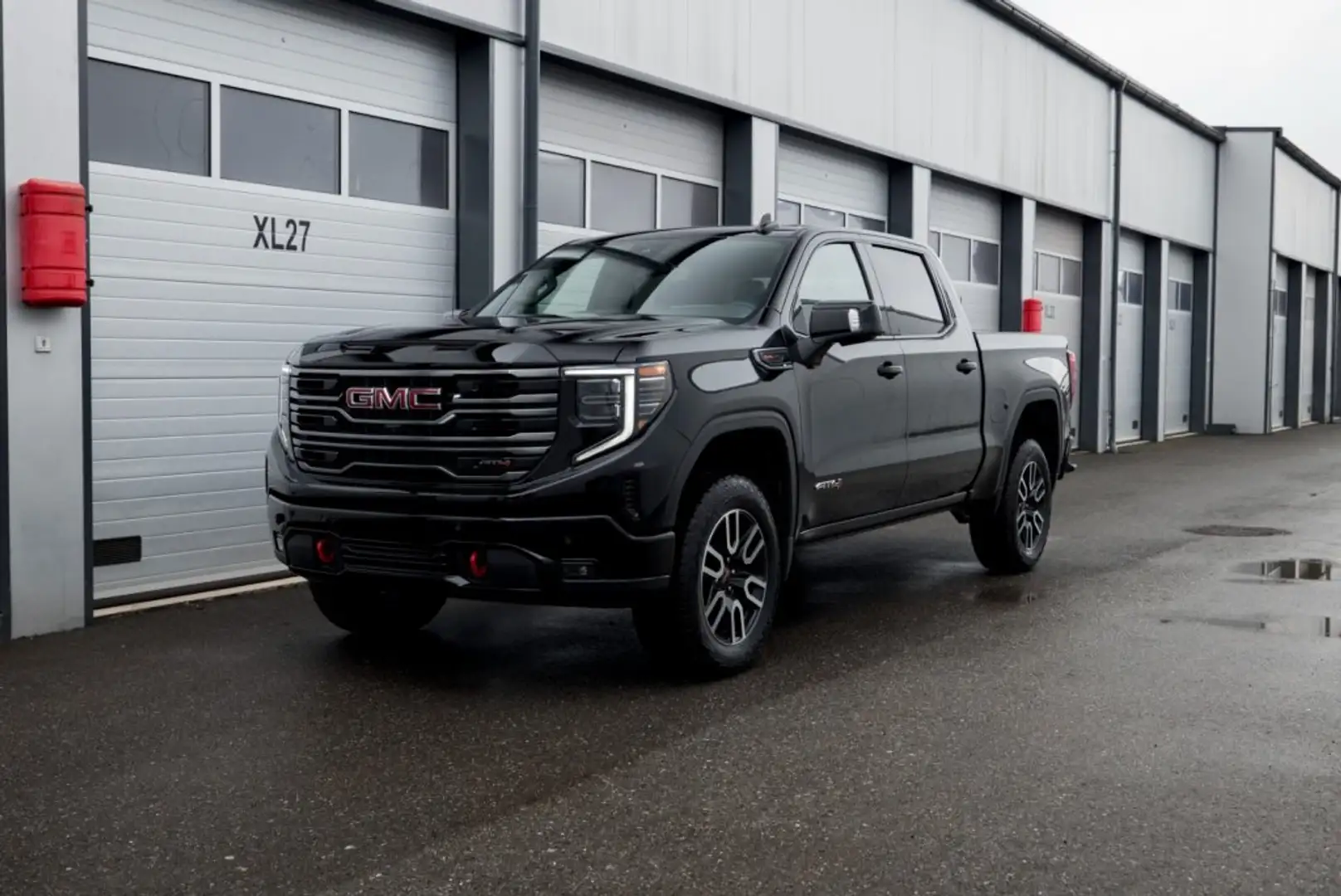 GMC Sierra 1500 AT4 Crew Cab Short Box 4x4 Schwarz - 1