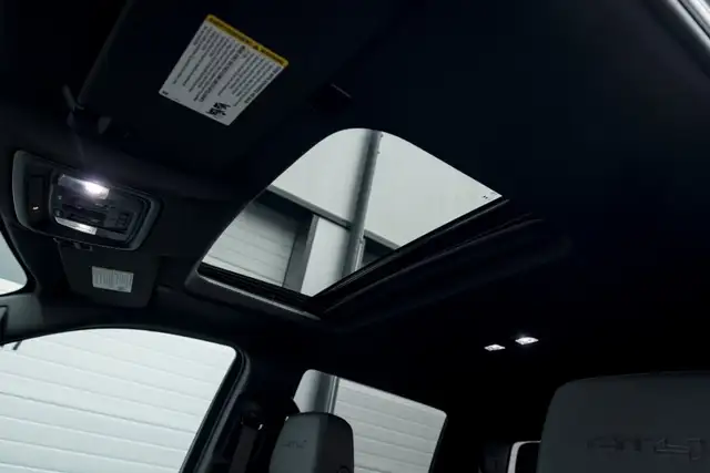 GMC Sierra 1500 AT4 Crew Cab Short Box 4x4 Ansicht 34