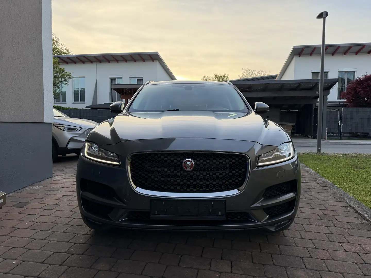 Jaguar F-Pace 20d Prestige AWD Aut. Grau - 2