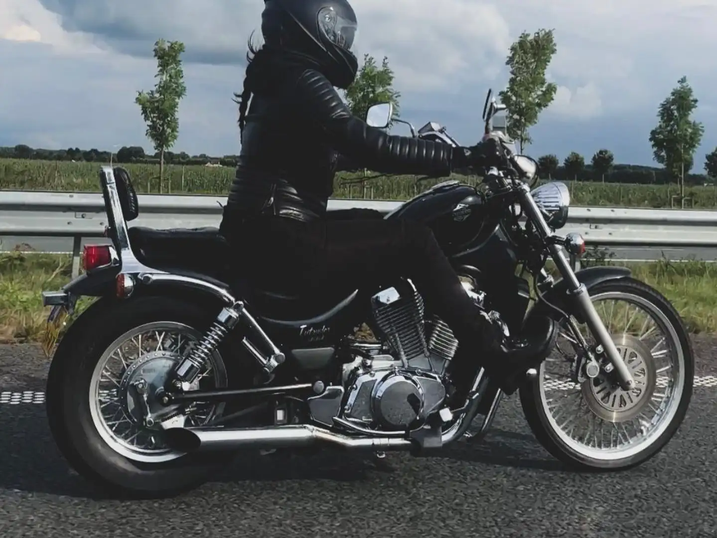 Suzuki Intruder C VS800 GLP Černá - 1