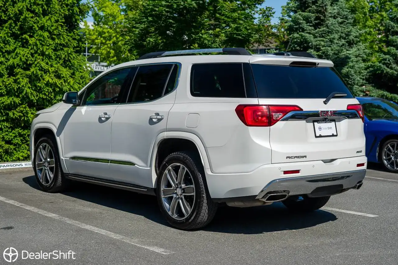 GMC Acadia снимка GMC Acadia