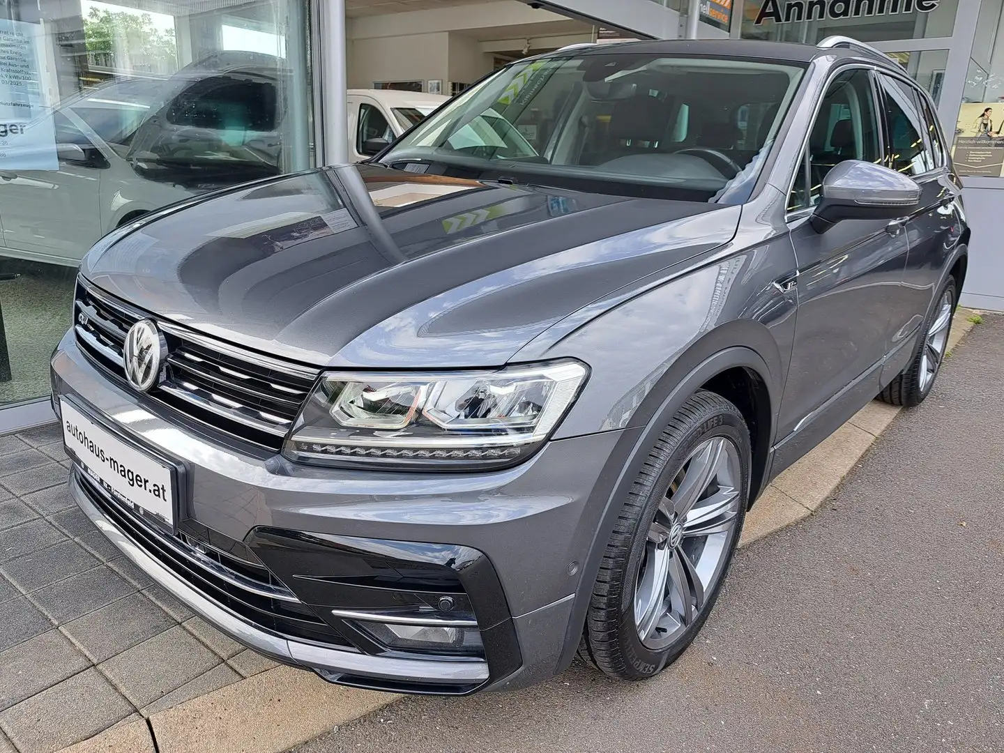 Volkswagen Tiguan Highline TDI SCR 4MOTION DSG Grijs - 2