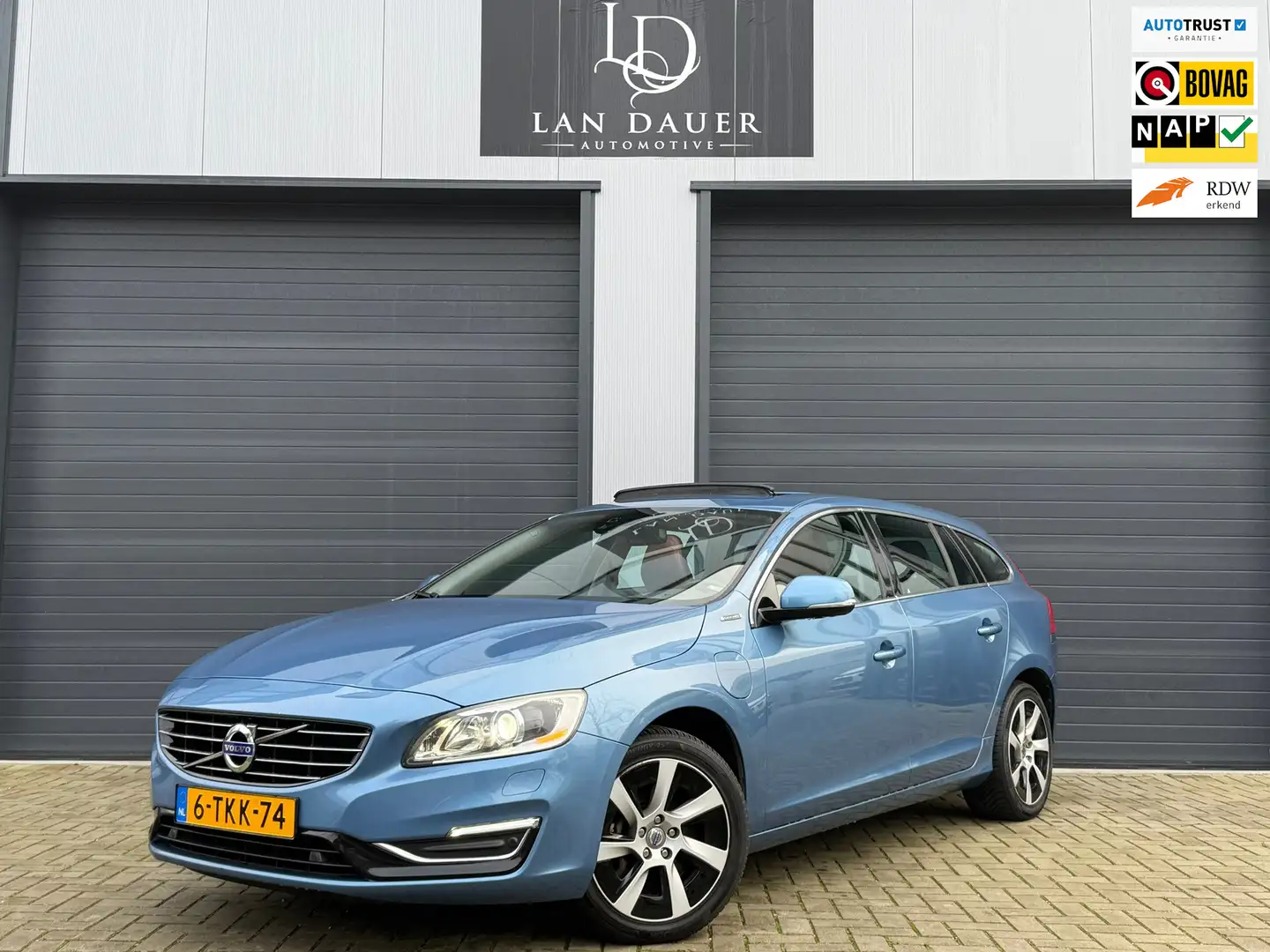 Volvo V60 2.4 D6 AWD Plug-In Hybrid / Schuifdak / Xenon Blau - 1
