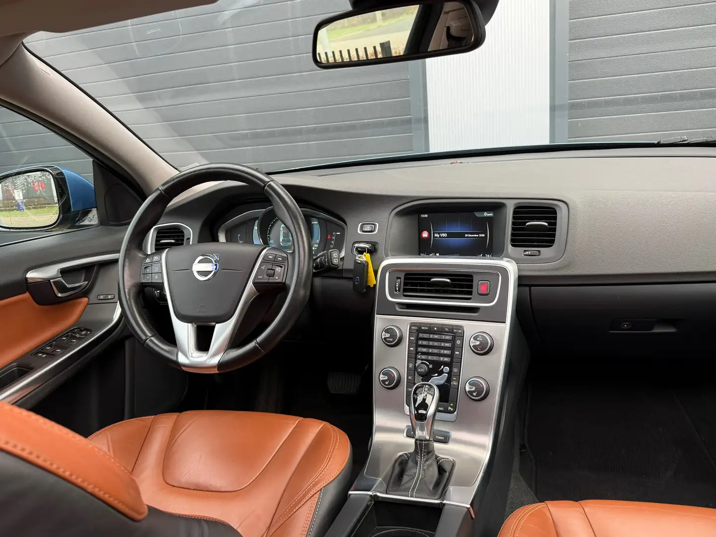 Volvo V60 2.4 D6 AWD Plug-In Hybrid / Schuifdak / Xenon Blau - 2