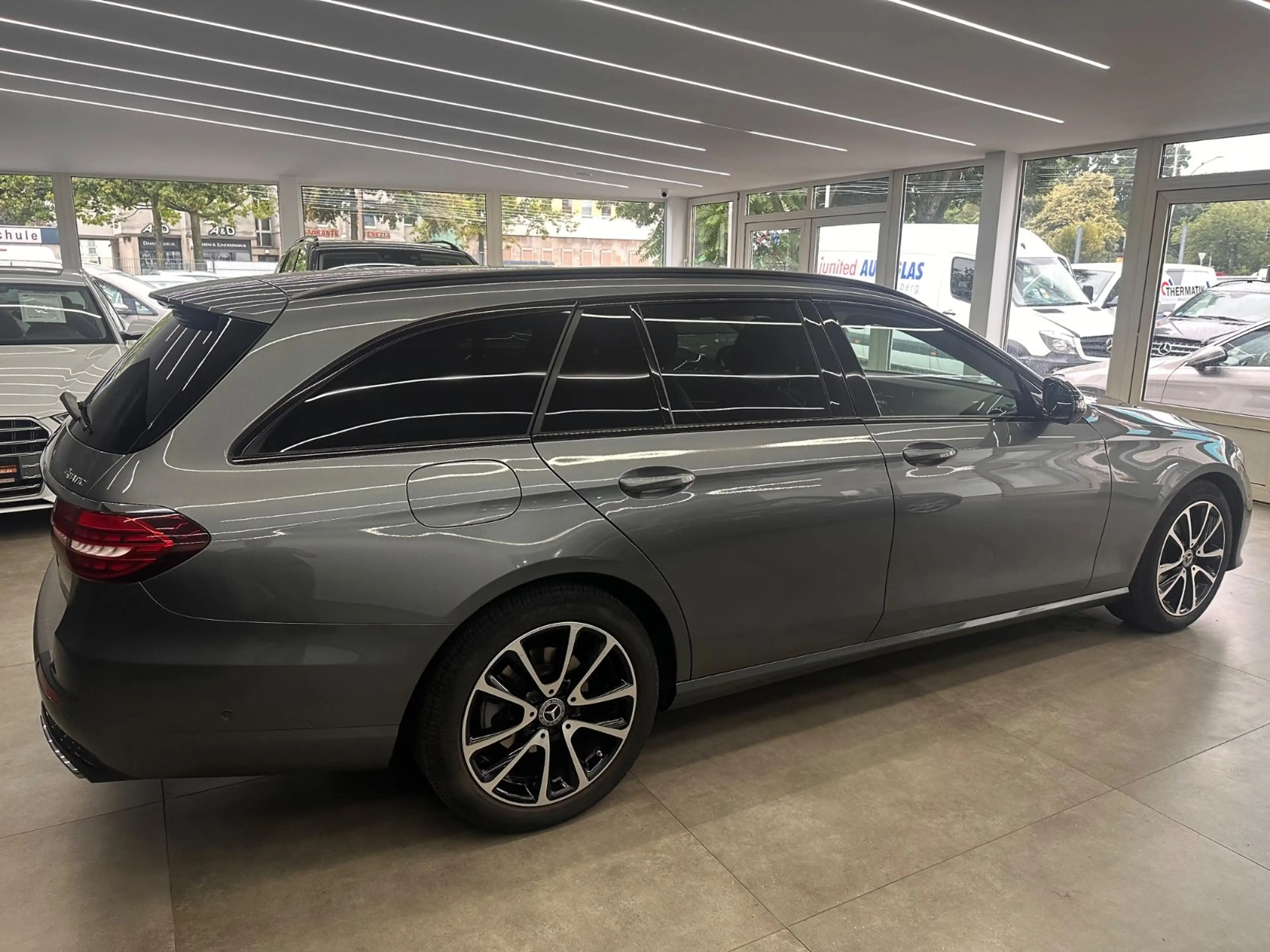 Mercedes-Benz E 200 4Matic*Totwinkel*AHK*Ambiente*NightPaket* — photo 6