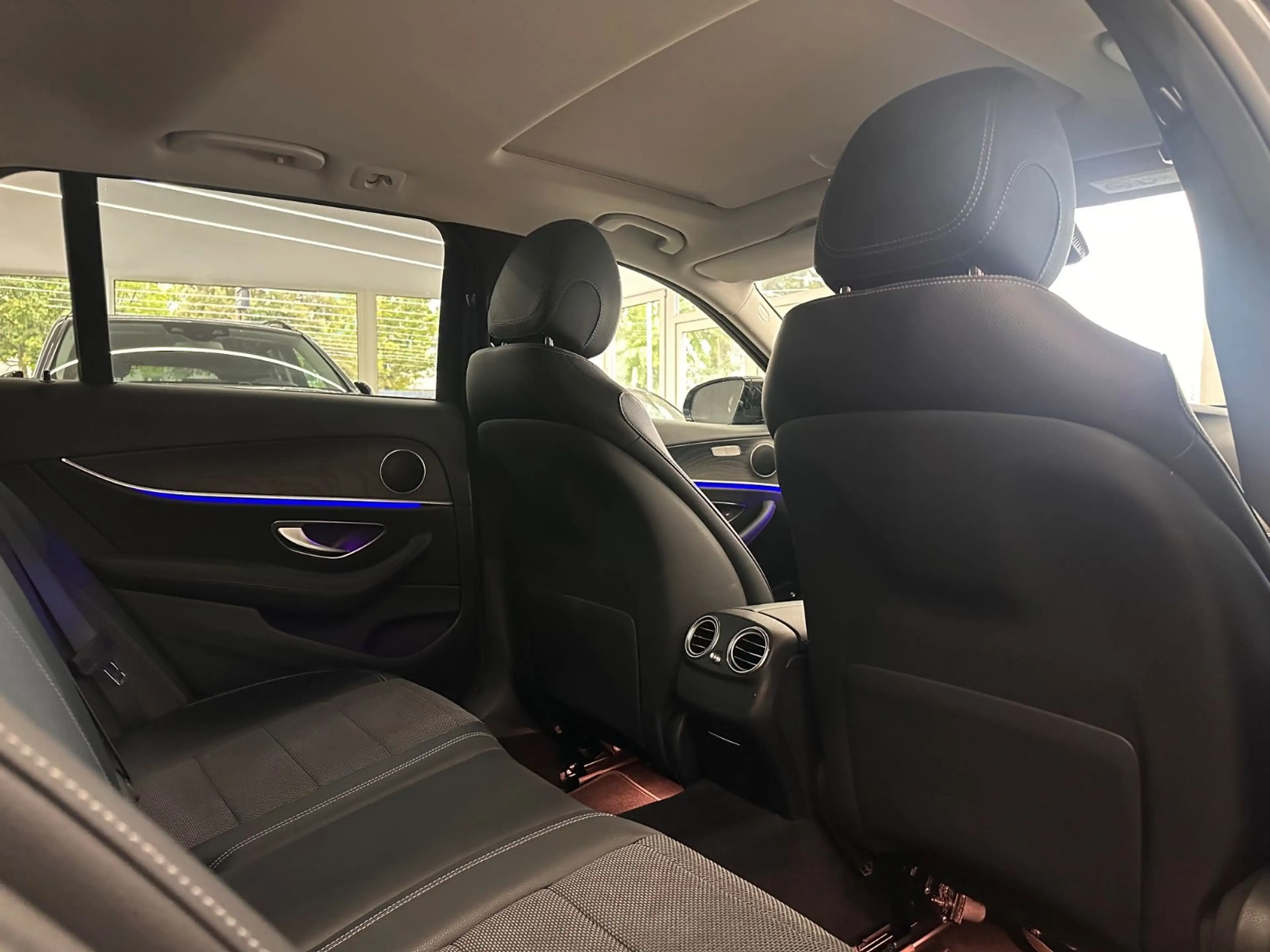 Mercedes-Benz E 200 4Matic*Totwinkel*AHK*Ambiente*NightPaket* — photo 10