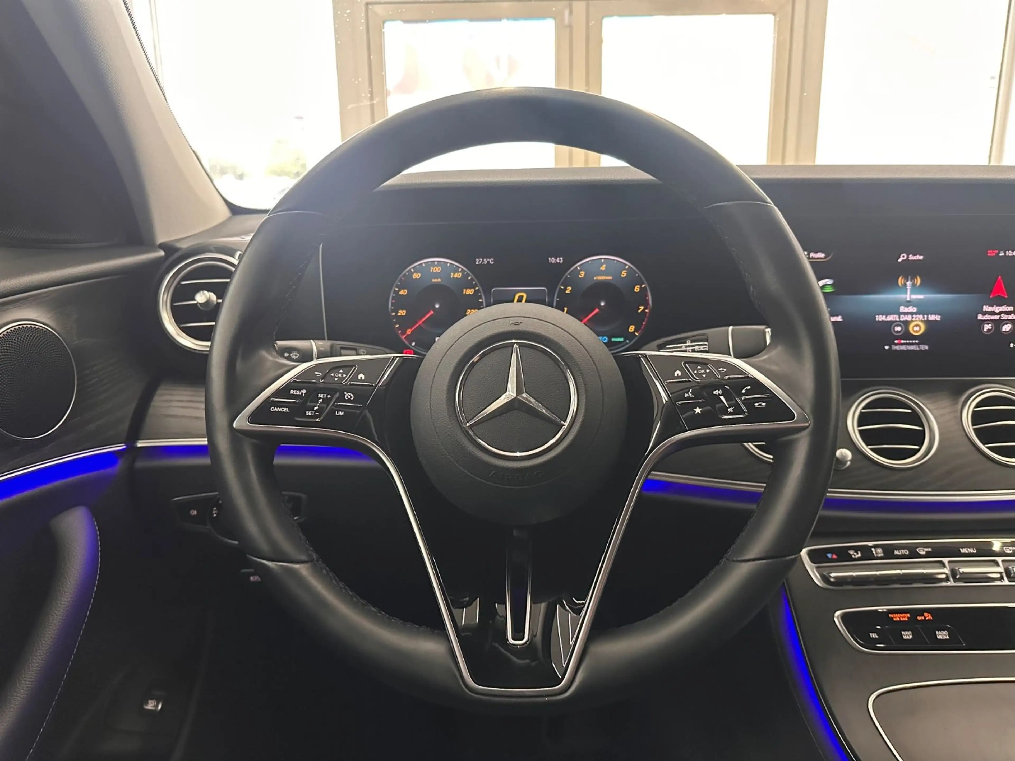 Mercedes-Benz E 200 4Matic*Totwinkel*AHK*Ambiente*NightPaket* — photo 13