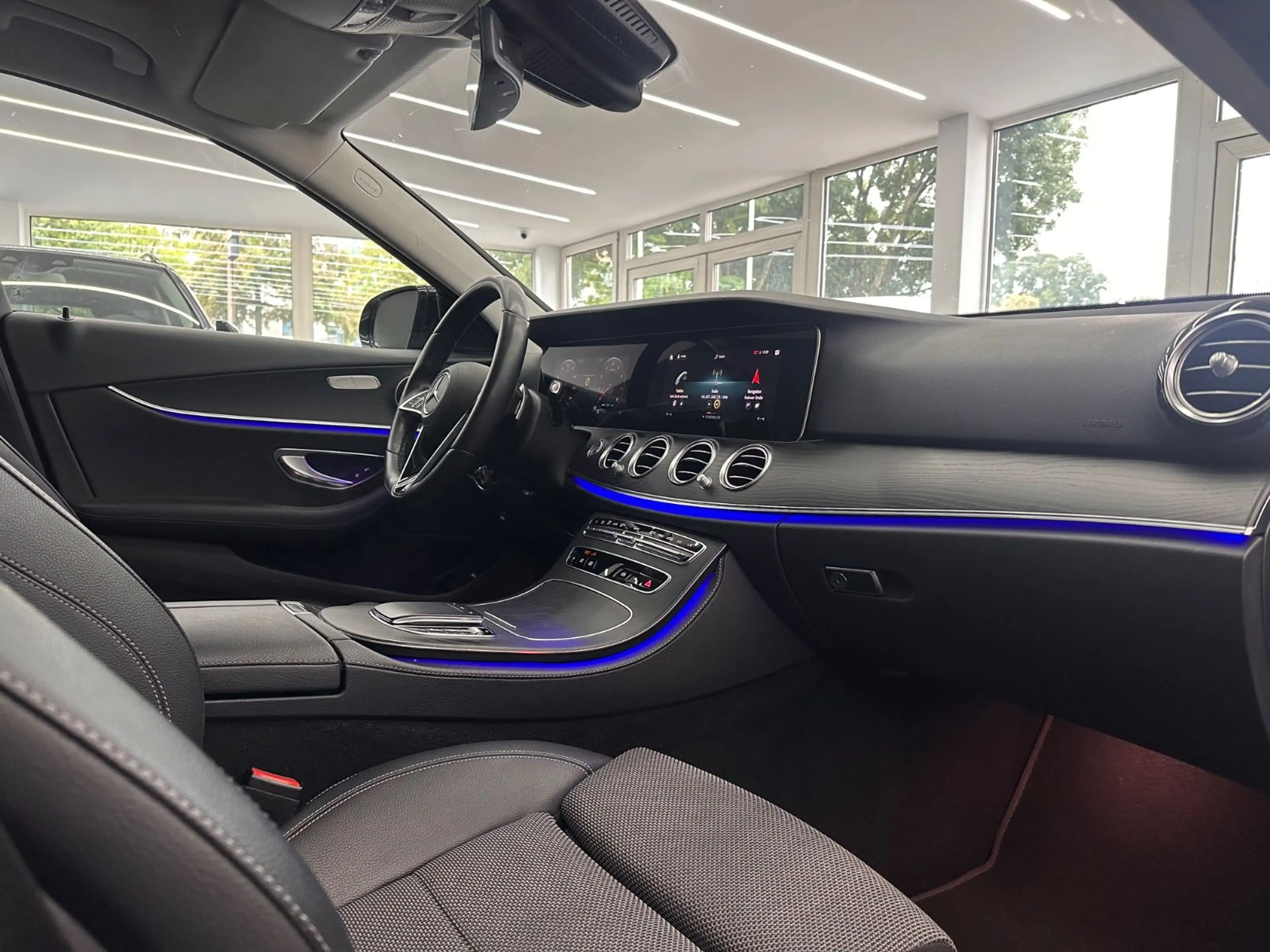 Mercedes-Benz E 200 4Matic*Totwinkel*AHK*Ambiente*NightPaket* — photo 7