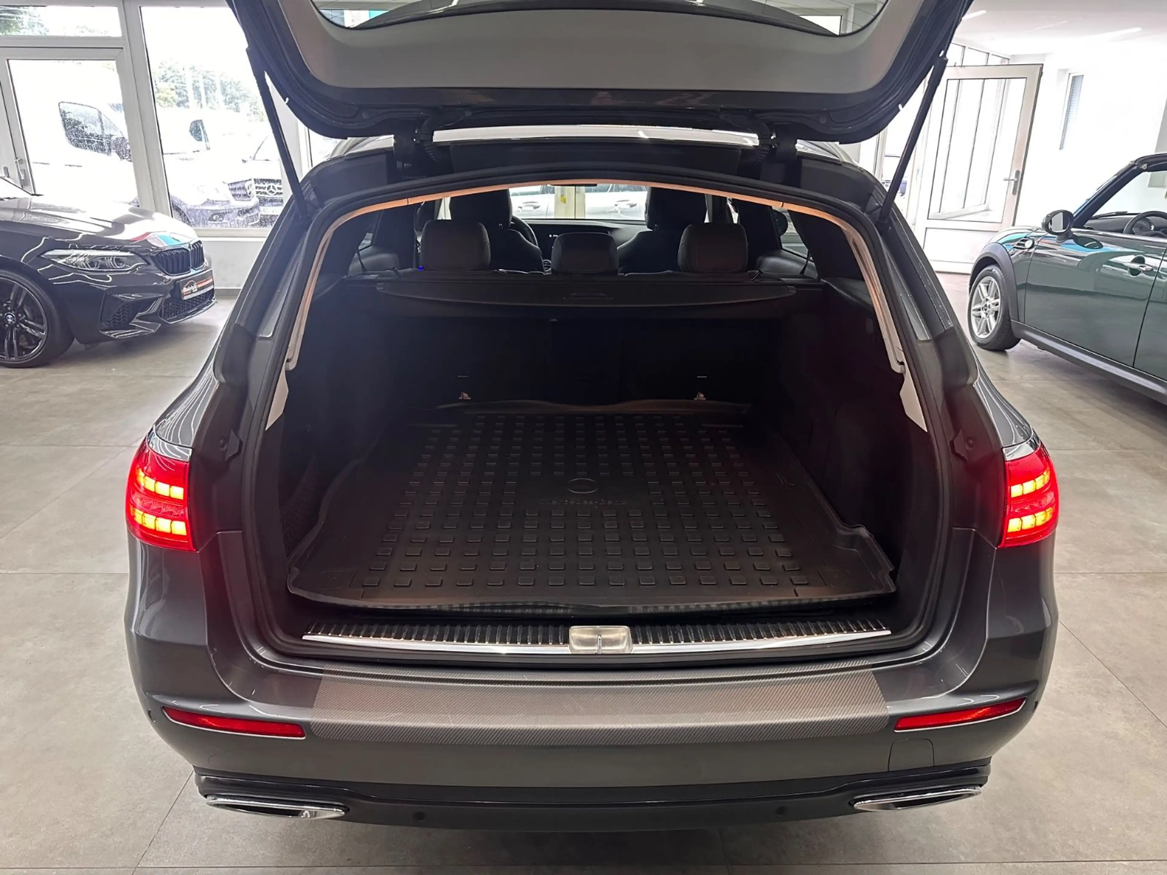 Mercedes-Benz E 200 4Matic*Totwinkel*AHK*Ambiente*NightPaket* — photo 14