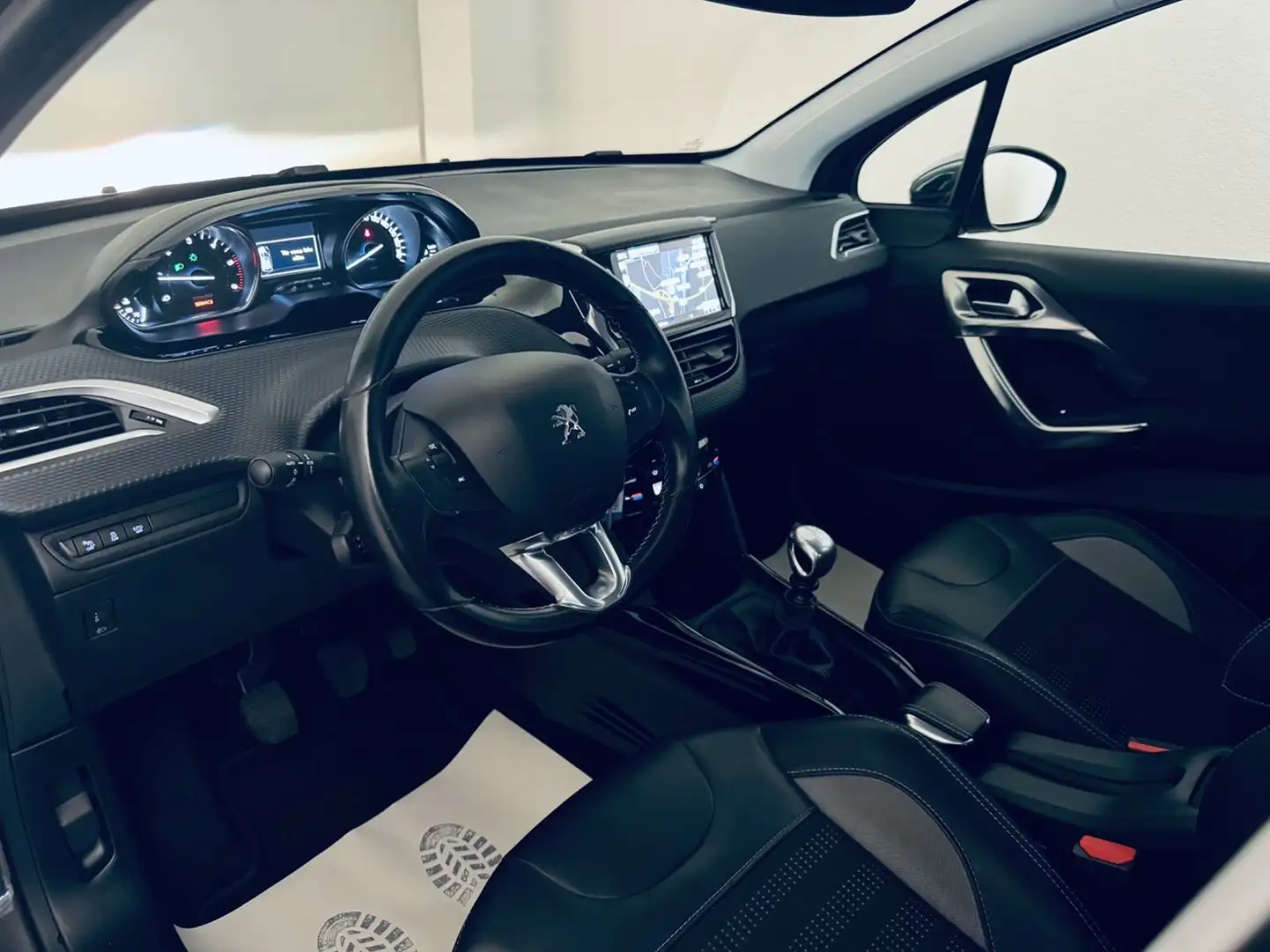 Peugeot 2008 Allure * 2.HAND * NAVI * TEMPOMAT * Gris - 2