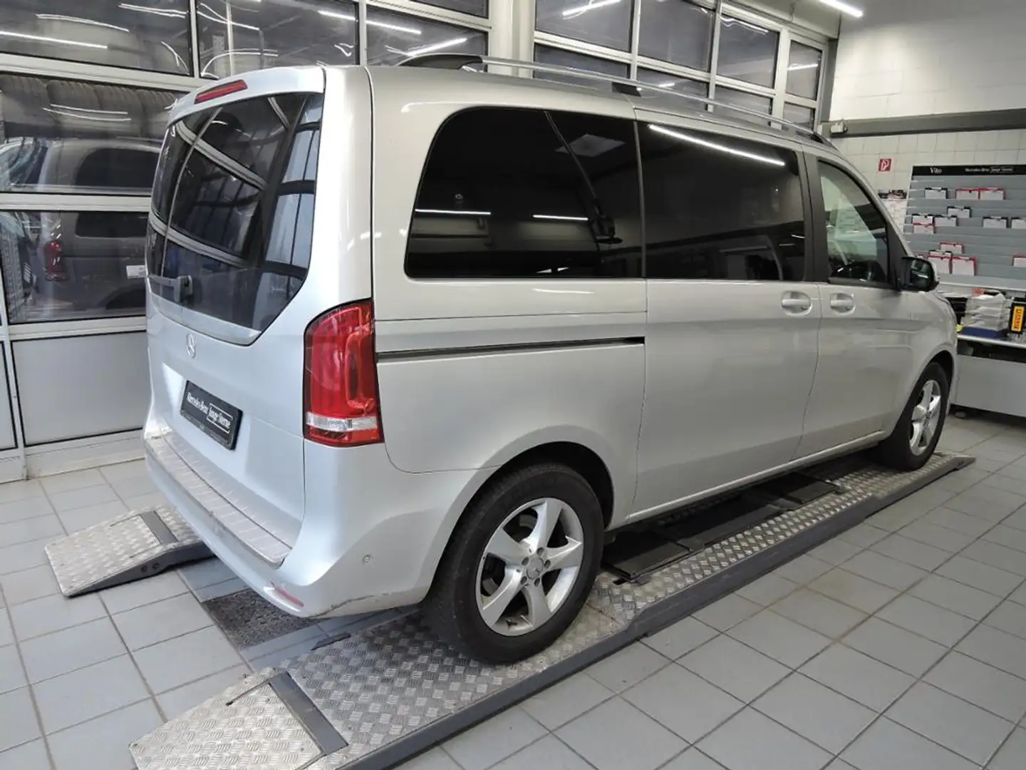 Mercedes-Benz V 300 d Edition 4 Matic AMG-LMR/LED-ILS/AHK2.5t Silber - 2