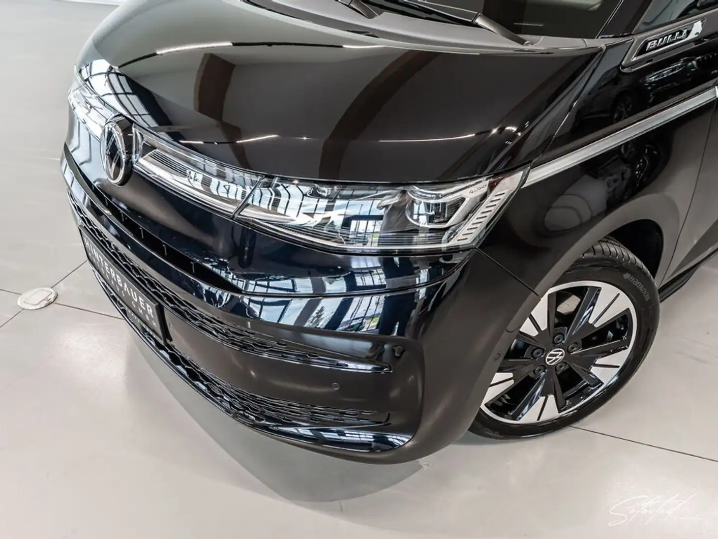 Volkswagen T6 Multivan Style eHybrid 4MOTION *AHK*MATRIX-LED*H&K Černá - 2