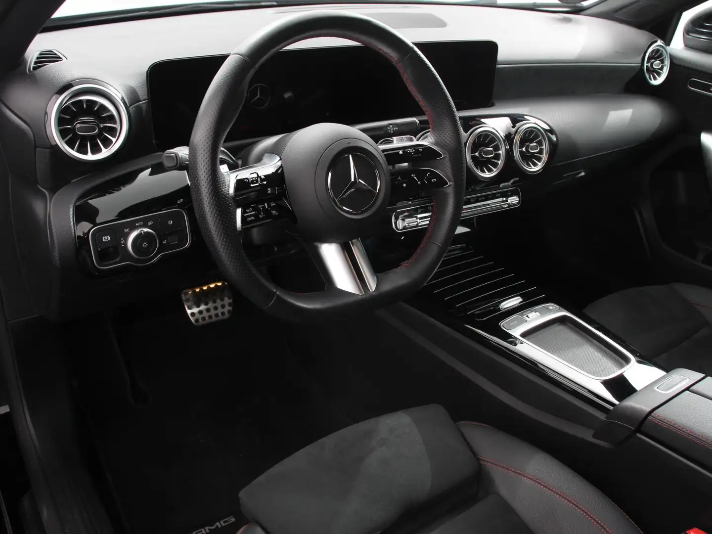 Mercedes-Benz A 200 177pk Automaat MHEV AMG Line Achteruitrij Camera N Zwart - 2