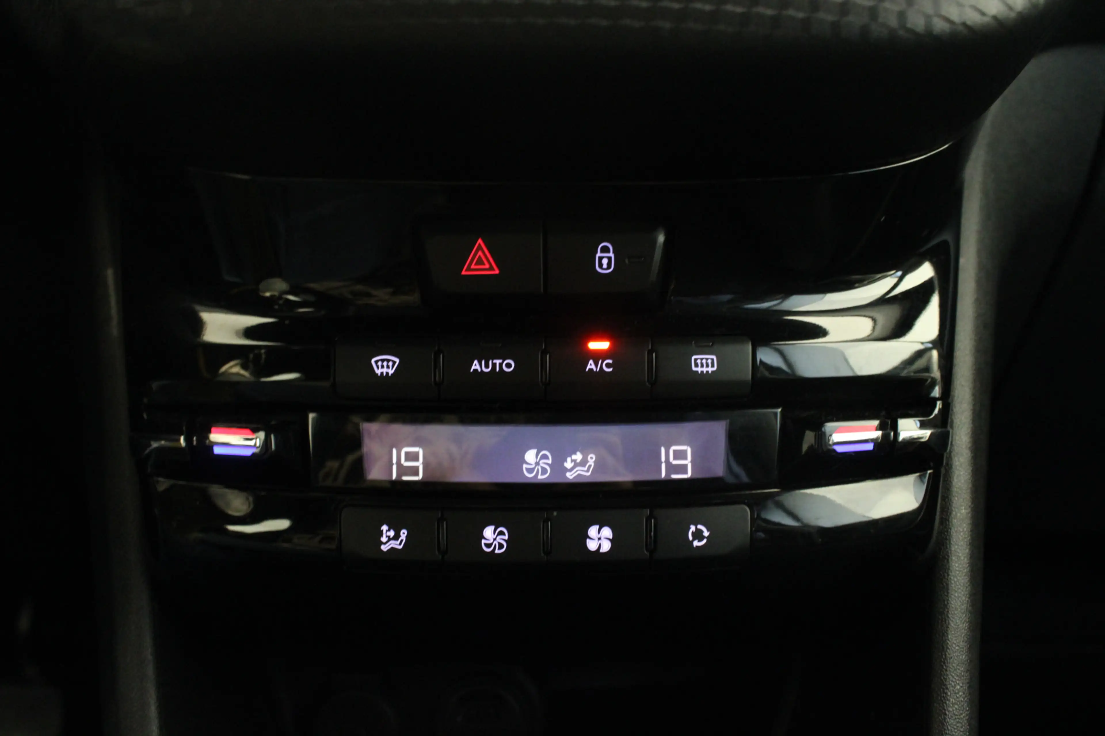 Peugeot 2008 1.2 PureTech Allure |Navi|Camera| — photo 11