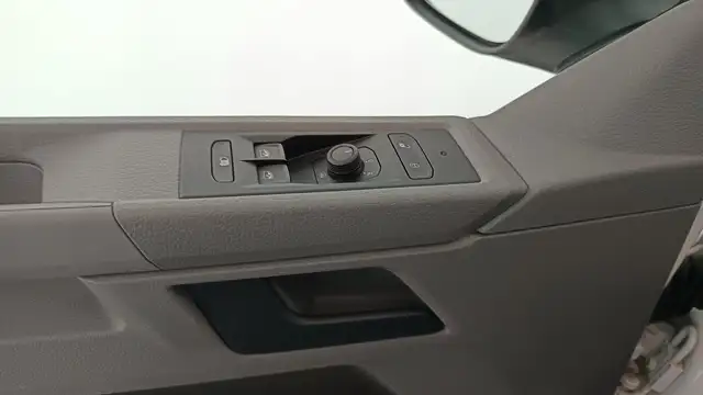 Volkswagen Transporter view 15