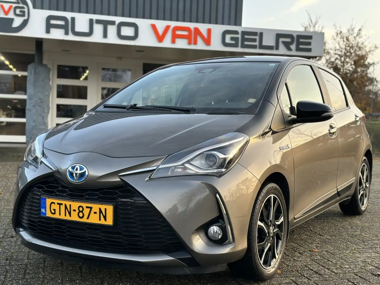 Toyota Yaris 1.5 Hyb. Bi-Tone Aut*5DR*Camera*LED*CLIMA*STOELVW* Grijs - 2