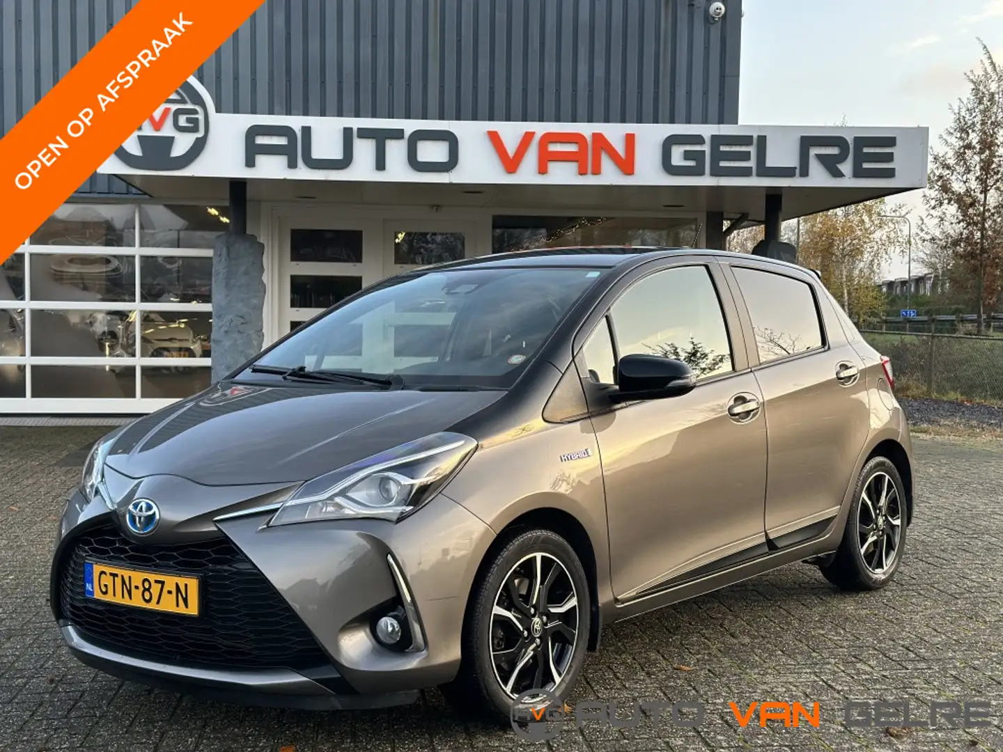 Toyota Yaris 1.5 Hyb. Bi-Tone Aut*5DR*Camera*LED*CLIMA*STOELVW* Grijs - 1
