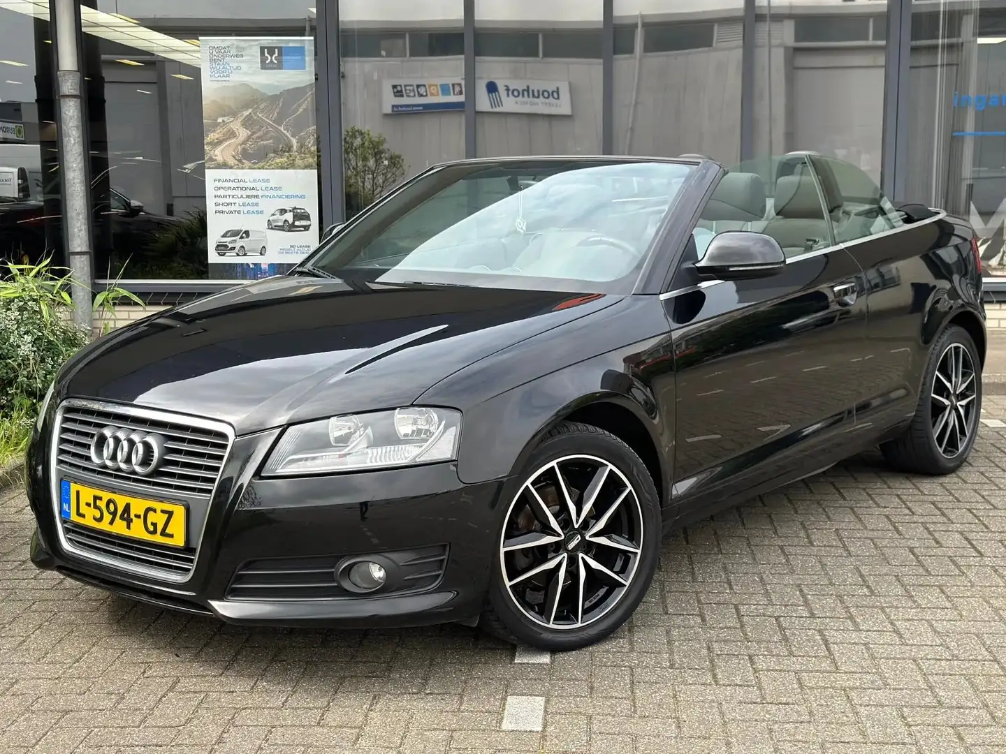 Audi A3 Cabriolet 1.6 Attraction Noir - 2