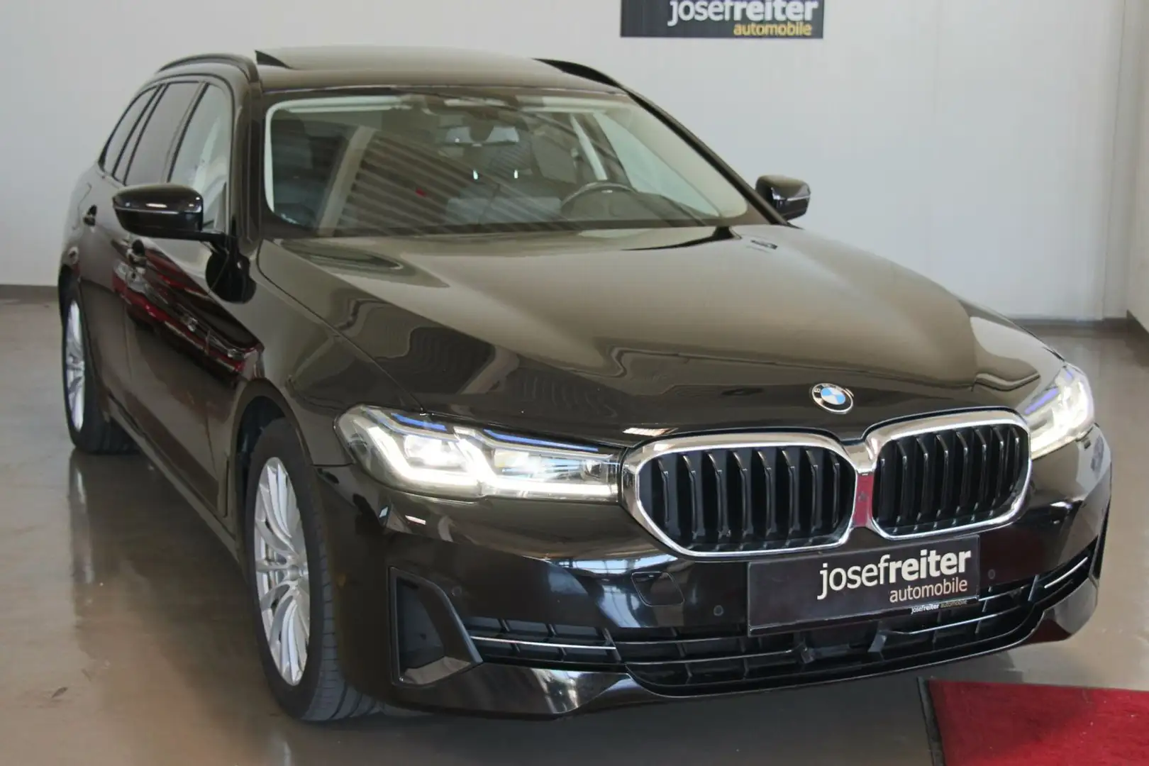 BMW 530 e xDrive Touring Aut. AHK/LASER/360°KAM/HEAD-UP/P Schwarz - 1