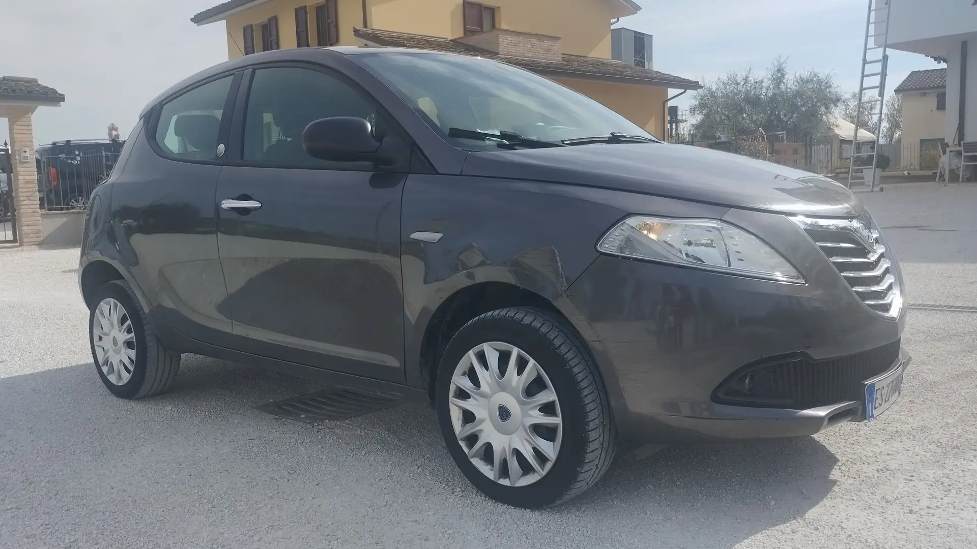 Lancia Ypsilon Ypsilon 0.9 t.air Silver ecochic metano 80cv Šedá - 2