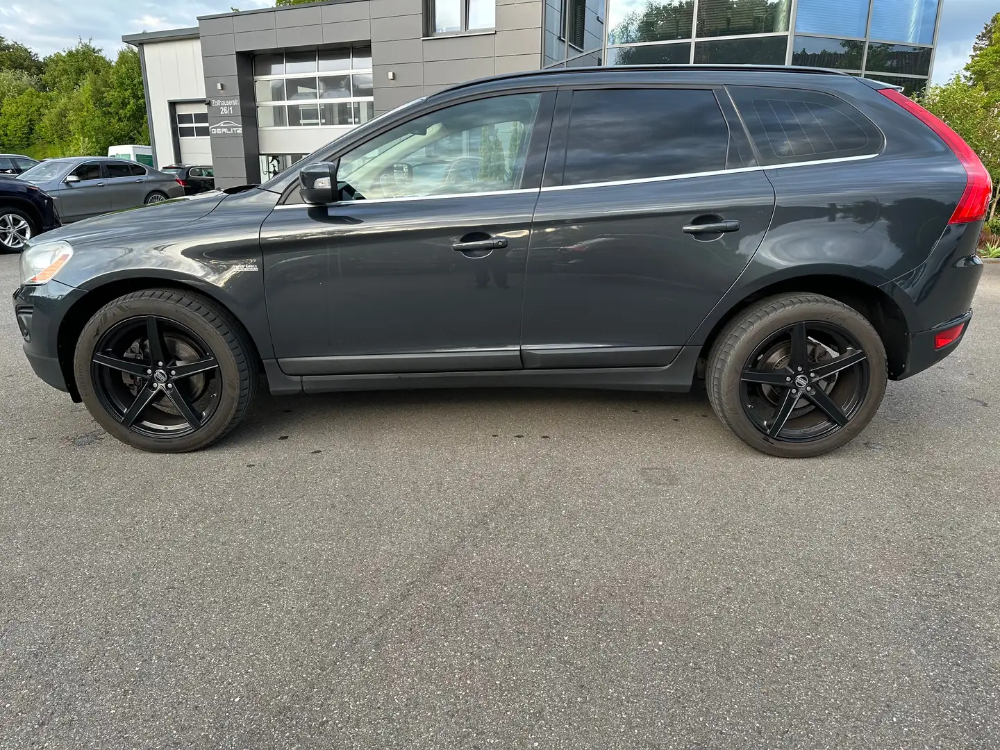Volvo XC60 Momentum AWD/Bi-Xenon Grijs - 2