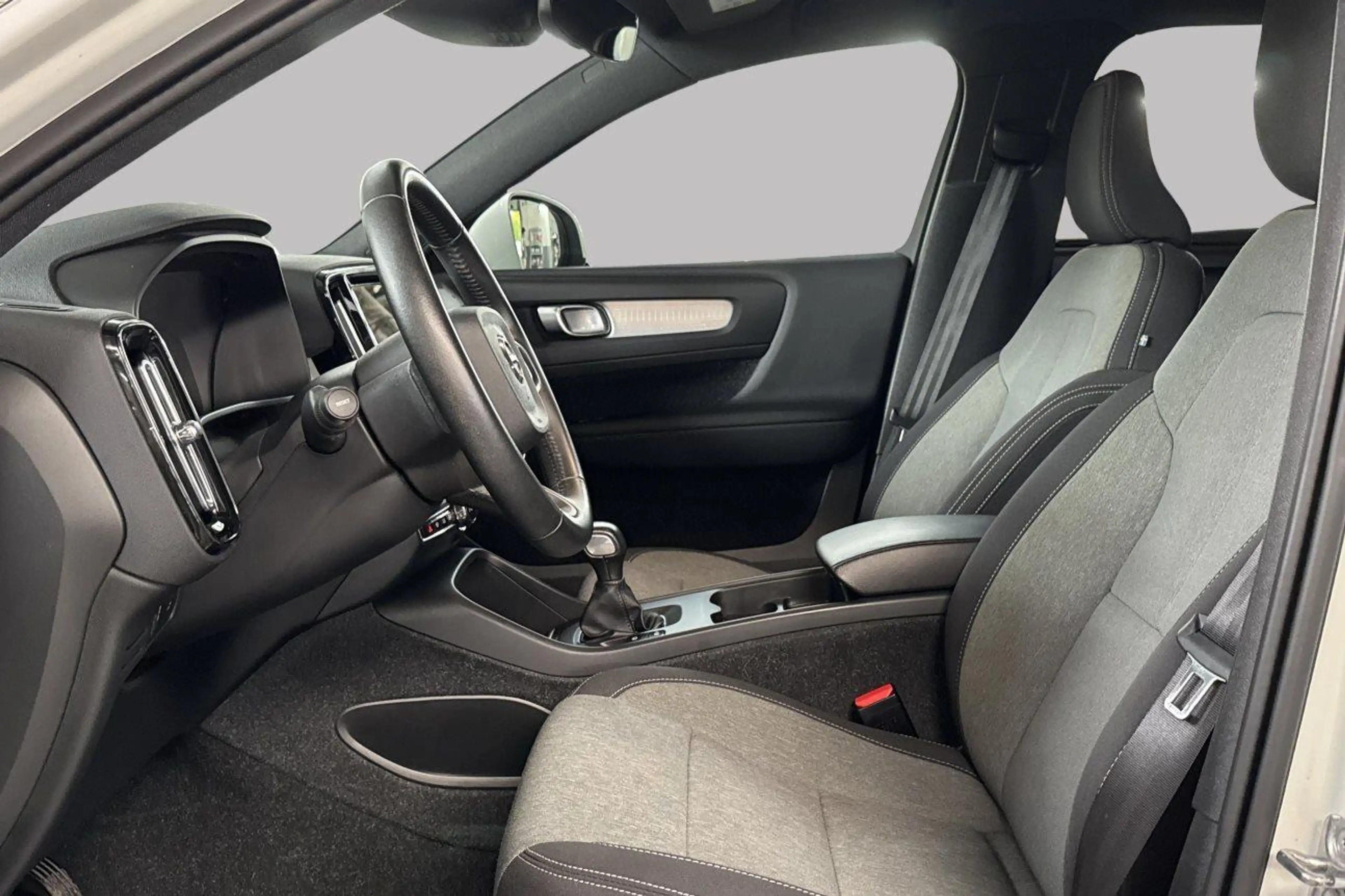 Volvo XC40 T2 — photo 10