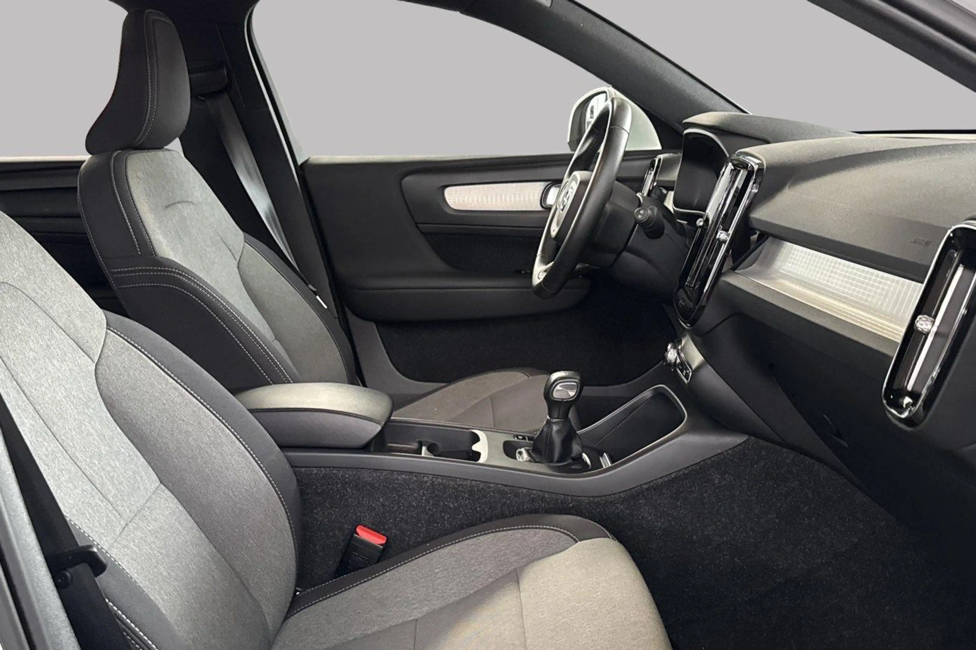 Volvo XC40 T2 — photo 8