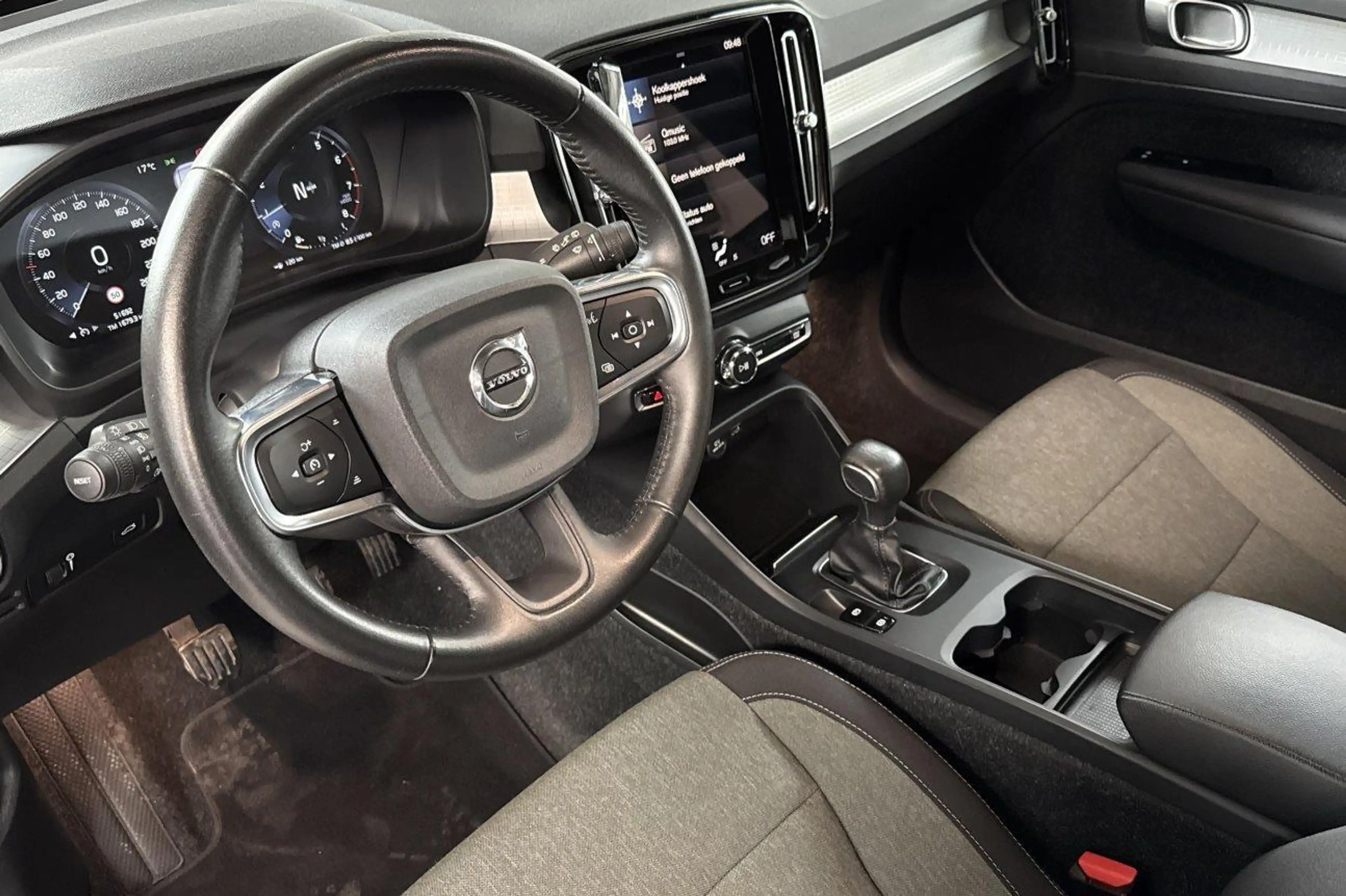 Volvo XC40 T2 — photo 9