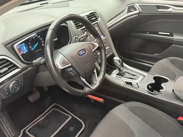 Ford Mondeo view 3