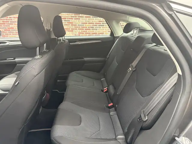 Ford Mondeo view 24