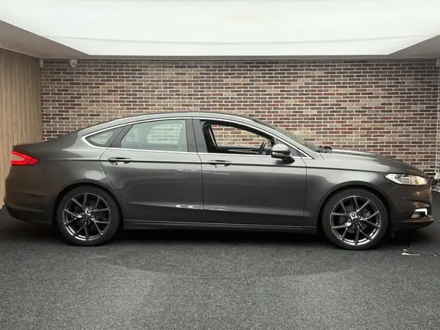 Ford Mondeo view 4