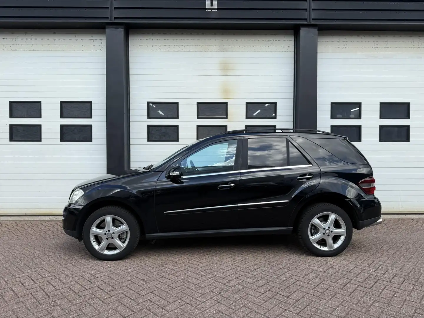 Mercedes-Benz ML 500 4MATIC Grijs Kenteken Complete Stoelen Luchtveren Schwarz - 2