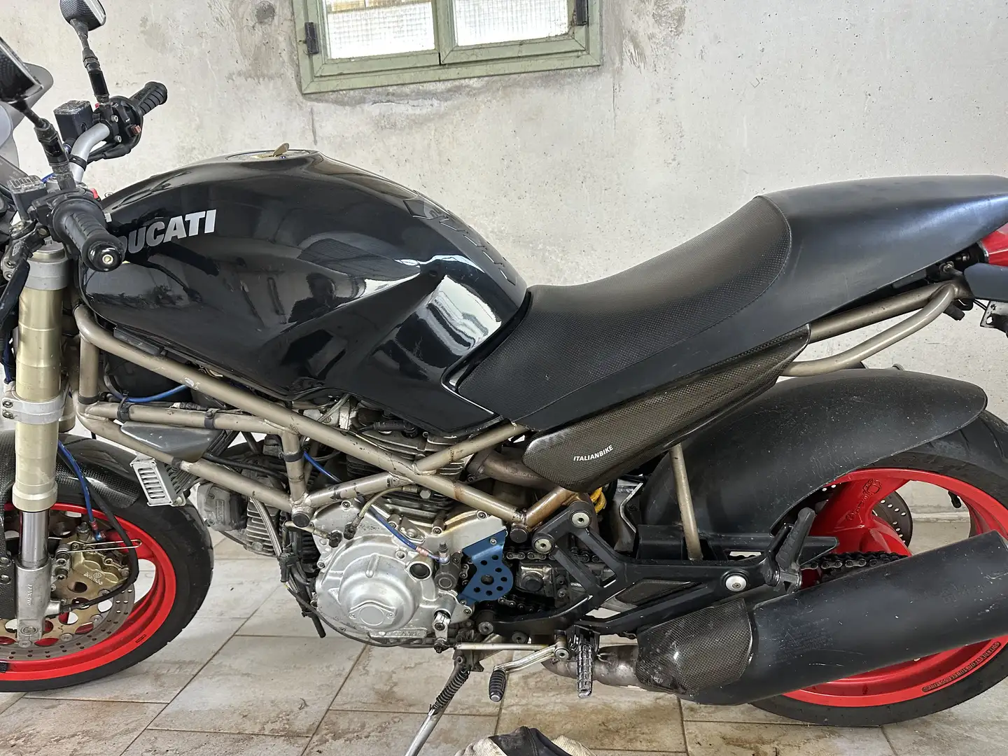 Ducati Monster 900 - 1