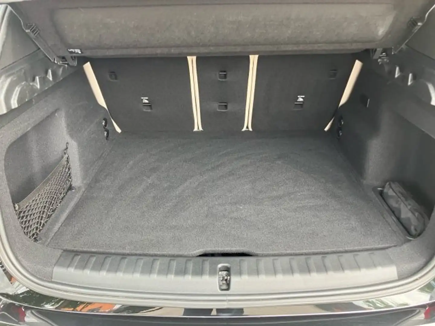 BMW iX1 xDrive30 64,7kWh Schwarz - 2