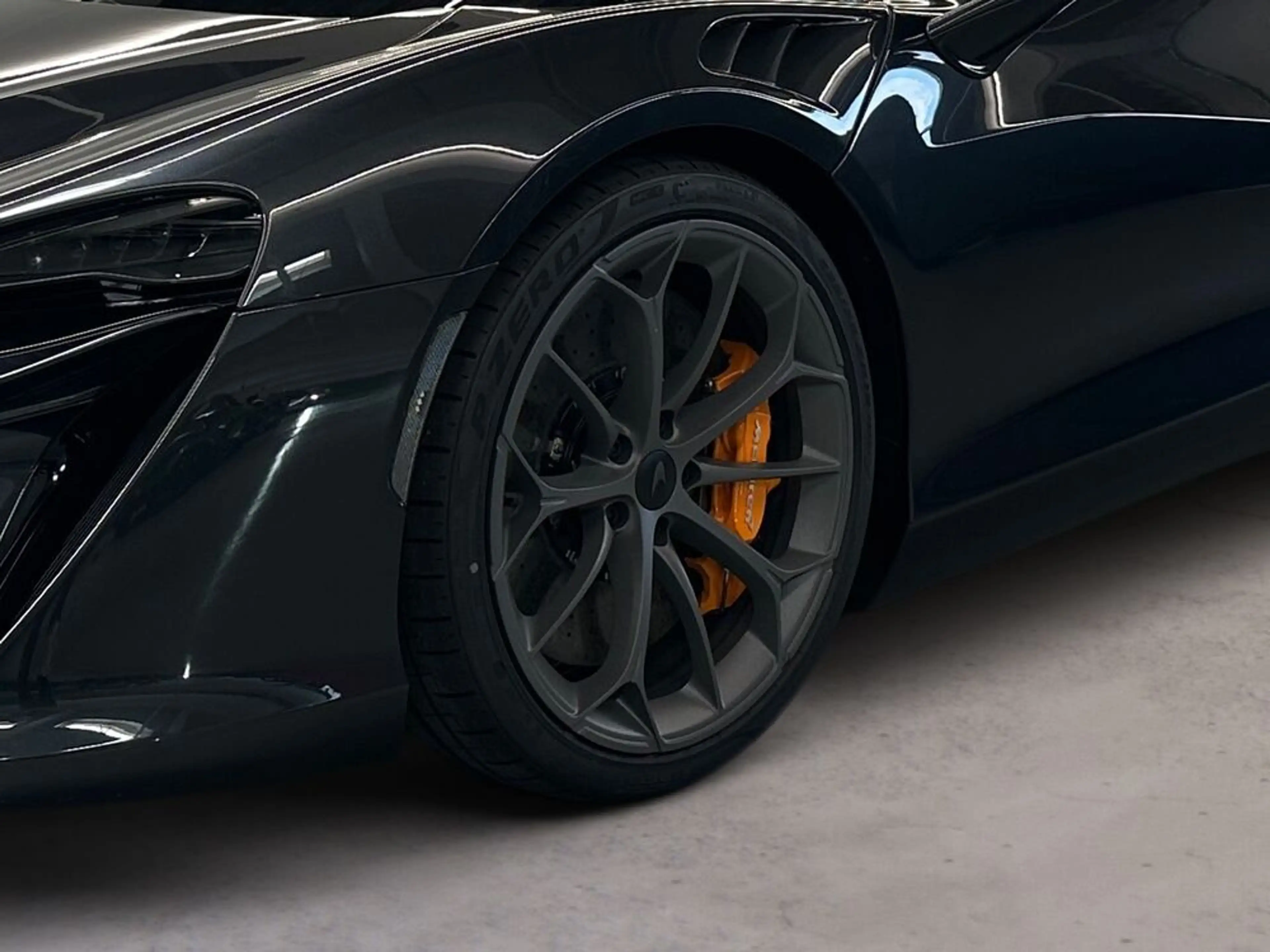 McLaren Artura Artura Spider / Plateaux / Tec Pack / B&W — photo 4