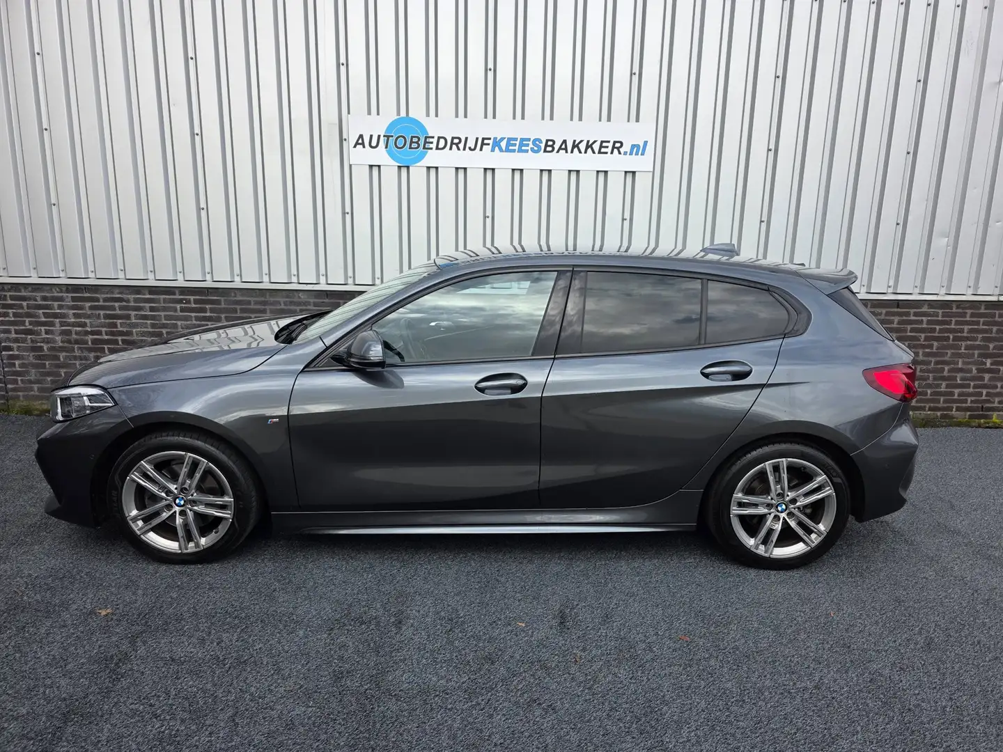BMW 118 1-serie 118i Executive Edition, M-sport / Originee Grau - 2