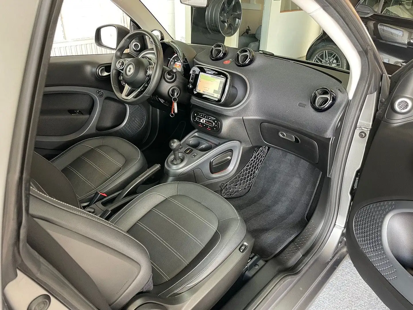 smart forTwo Cabrio 122 PS 185 Km/h Leder Navi Kamera JBL DAB Grau - 2