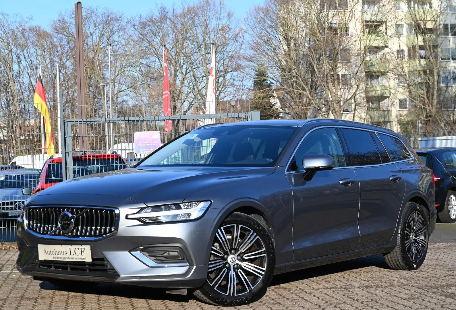 Volvo V60 Kombi D3 Inscription Leder Navi H&K Gris - 1