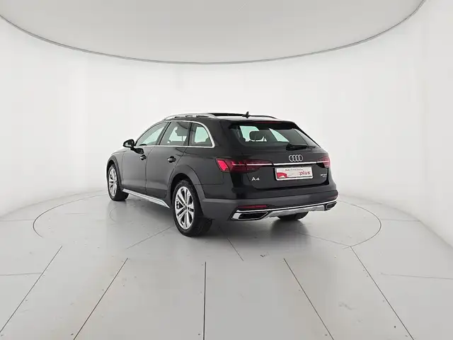 Audi A4 Allroad view 3