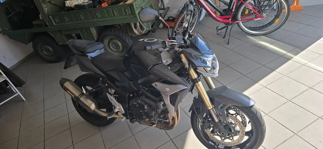 Suzuki GSR 750