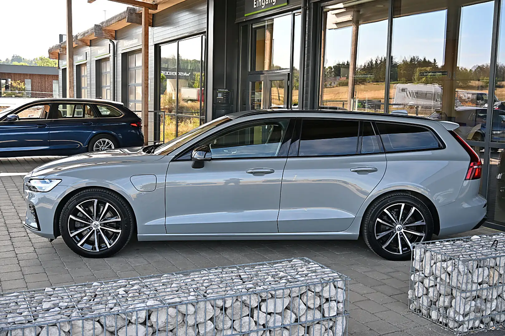 Volvo V60 T6 AWD Recharge PHEV Plus Dark Geartronic AHK, ... Grau - 2