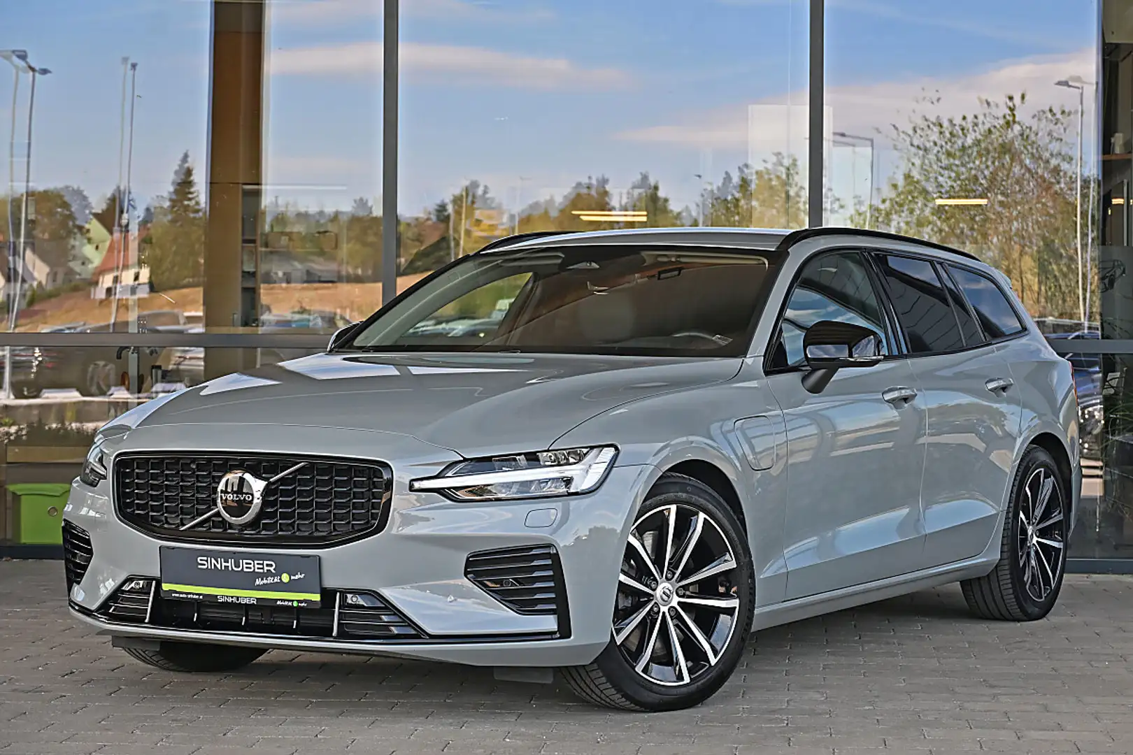 Volvo V60 T6 AWD Recharge PHEV Plus Dark Geartronic AHK, ... Grau - 1